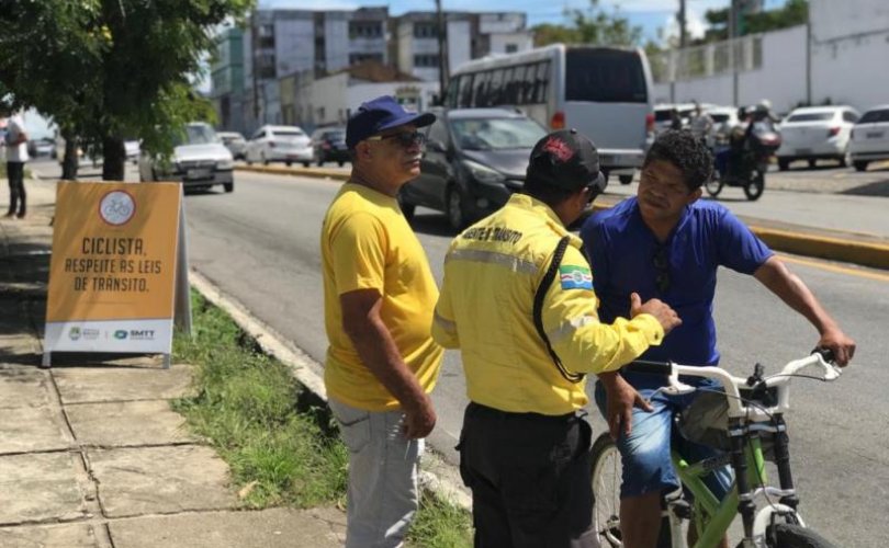 Ciclistas, condutores e pedestres foram abordados durante blitz educativa realizada pela SMTT no Maio Amarelo. Foto: Uadson Barros / Ascom SMTT