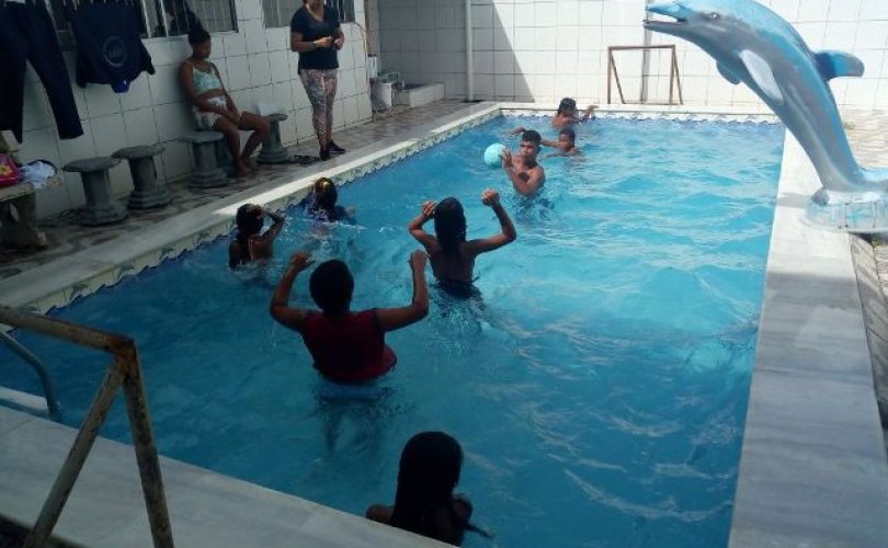 Adolescentes se divertiram na piscina do Cras Área Lagunar. (Foto: Ascom Semas)