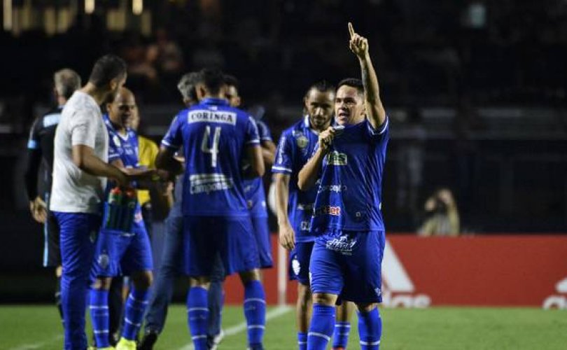 Bustamente comemora o gol do CSA (Foto: Marcos Ribolli / Globoesporte.com)