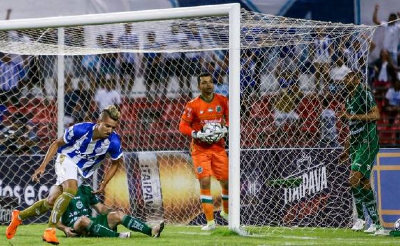 Hugo Cabral fez o gol da vitória do Azulão (Foto: Ailton Cruz - Gazeta de Alagoas)