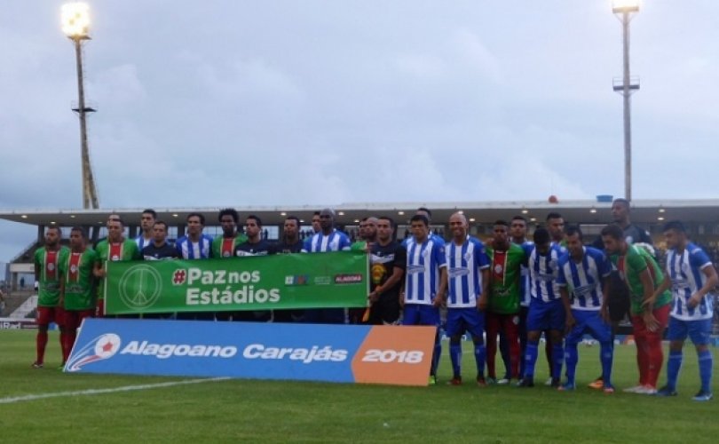 Jogadores do CSA e Dimensão Saúde aderiram à campanha, carregando a faixa pedindo paz os estádios
