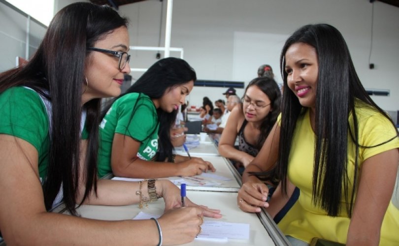 A estudante Luana Freitas, 20 anos, e Ainatalí da Silva, 22: participantes do Programa Juventude Empreendedora - Pinehas Furtado
