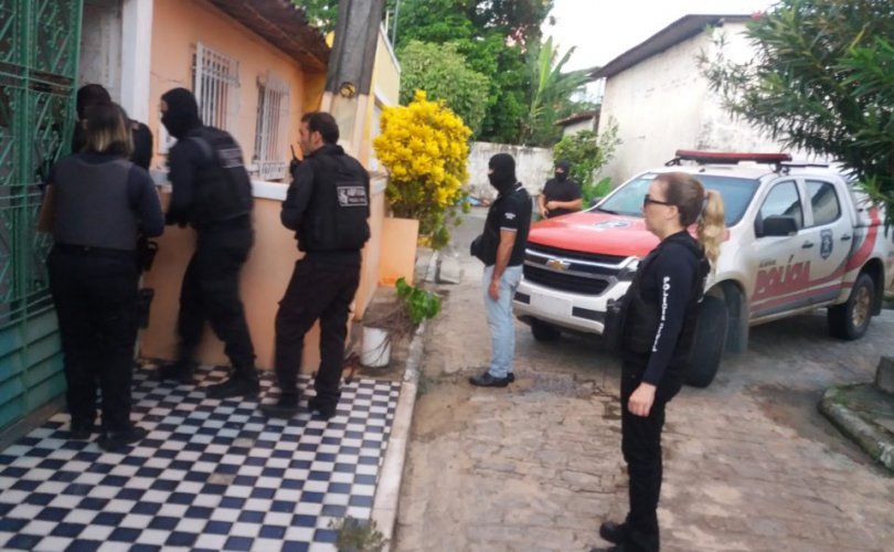 Policiais civis cumprem mandado de prisão, durante a operação coordenada pela delegada Ana Luíza Nogueira (Foto: Ascom/PC)