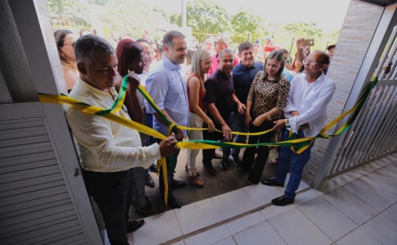 Ao lado da prefeita Fernanda Cavalcante, Renan Filho participou de uma série de inaugurações e entregou uma ambulância de transporte sanitário doada pelo Estado, que vai reforçar os serviços de saúde no município.