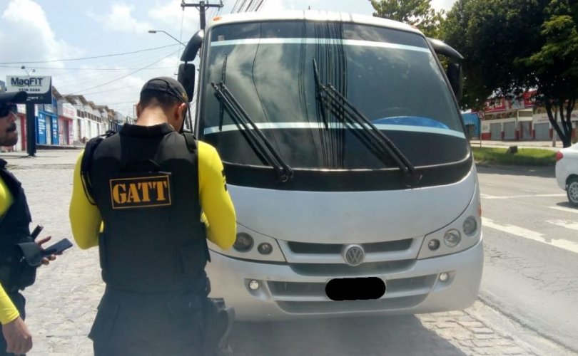 Veículos clandestinos são removidos durante fiscalização da SMTT. Foto: SMTT