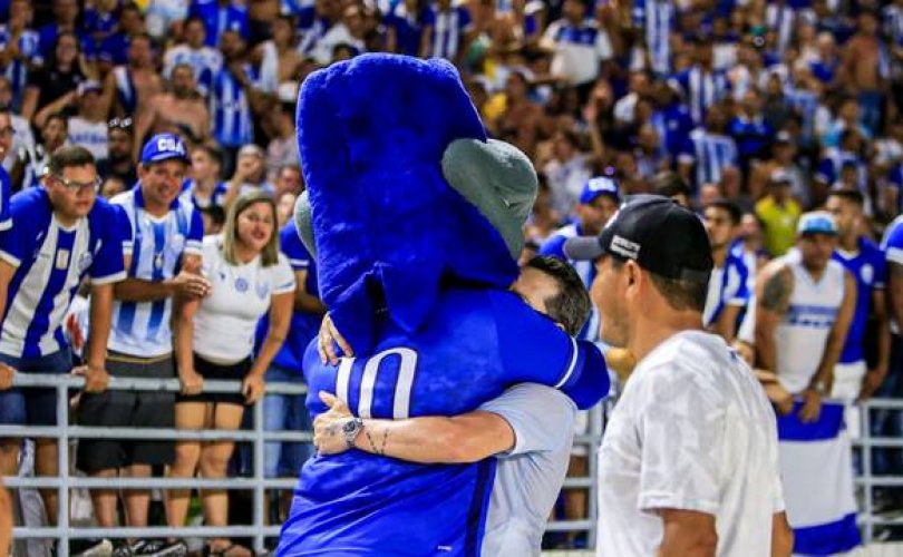 Mascote do CSA dá um abraço no técnico Argel Fucks (Foto: Ailton Cruz - Gazeta de Alagoas)