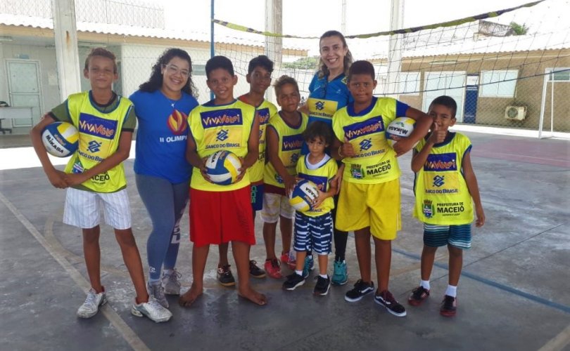 Projeto Viva Vôlei atende crianças no Complexo Lourenço Vasconcelos, no Trapiche da Barra. Foto: Maurício Manoel/ Ascom Semtel