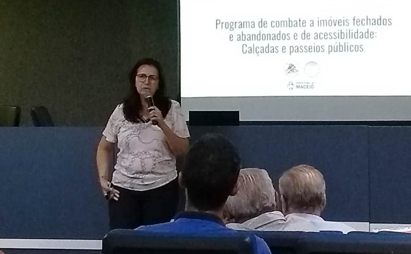 Rosa Tenório apresentou a cartilha durante palestra no 5º Congresso de Engenharia das Alagoas. Foto: Ascom Sedet