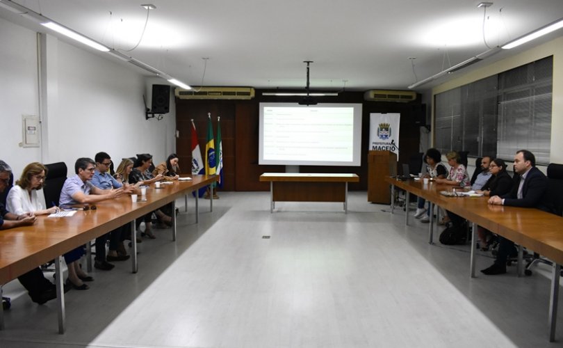 Gestores municipais e representantes de entidades do trade turístico durante reunião do Comtur. Foto: Cláudia Leite/Ascom Semtel