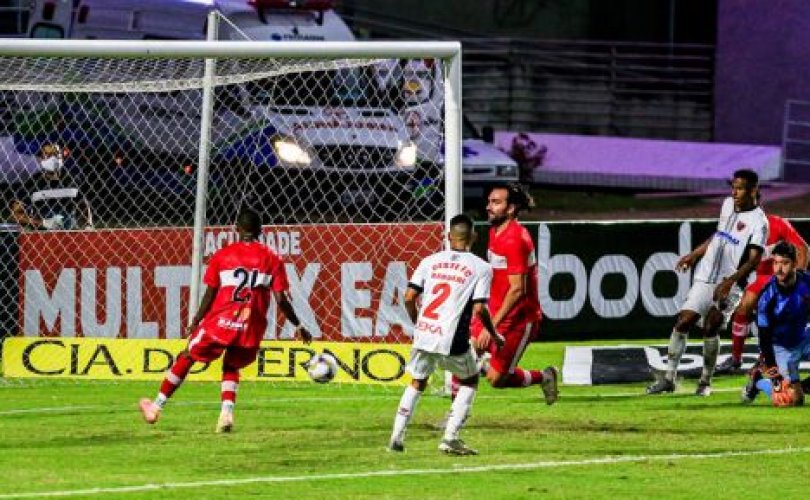 Léo Gamalho fez um 'gol feio' que valeu os três primeiros pontos do CRB na Série B - Ailton Cruz - Gazeta de Alagoas