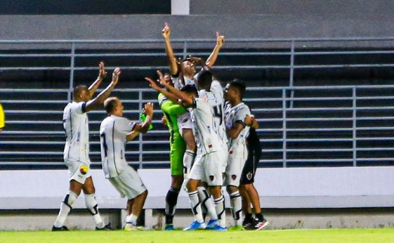 Dico fez o gol da vitória no último lance (Foto: Ailton Cruz/Gazeta de Alagoas)