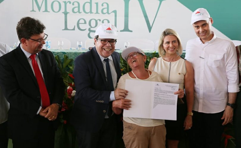 Presidente Tutmés Airan entregou títulos de propriedade a moradores de Teotônio Vilela nesta sexta (6). Foto: Caio Loureiro