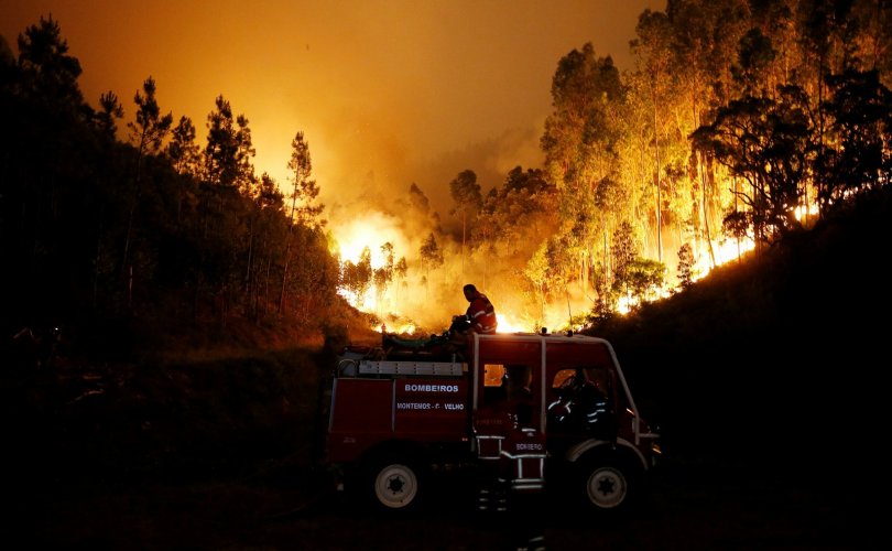 Bombeiros combatem incêndio na região central de Portugal, neste domingo (18) (Foto: Rafael Marchante/Reuters)