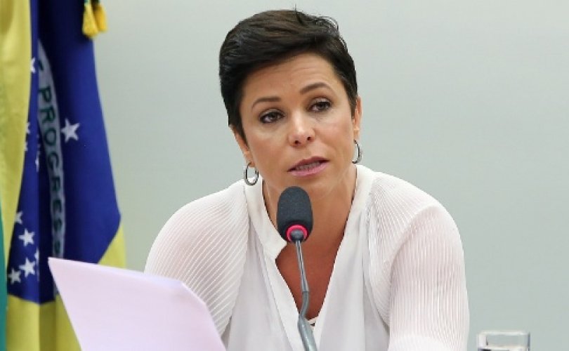 Denúncia afirma que assessores da deputada pagaram para ter 'direito exclusivo' de fazer campanha em bairro do Rio