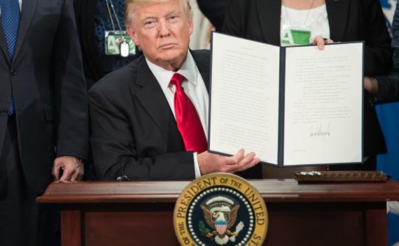 Presidente Donald Trump assina ordem executiva para construção de muro na fronteira com o MéxicoNicholas Kamm/AFP/Direitos Reservados