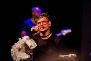 Ricky Vallen e Lara Melo são as atrações de junho do Seis & Meia no Teatro Marista