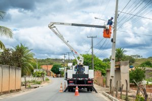 Prefeitura de Traipu realiza troca de lâmpadas comuns por LED no Povoado Olho D’Água do Campo