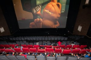 Crianças celebram Dia de Combate à Exploração Sexual Infantojuvenil no cinema