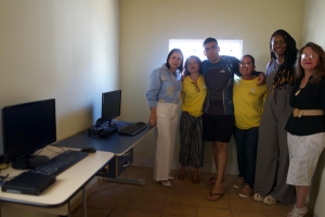 Doação de computadores do Ministério das Comunicações impulsiona aprendizado de jovens autistas em Valparaíso (GO)
