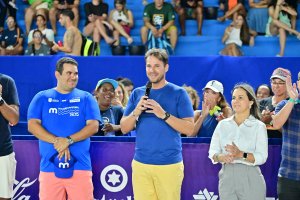 Mundial de Beach Tennis: André Baran e Nikita Burmakin avançam