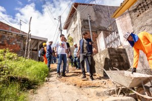 Vice-prefeito e titular da Seminfra visita construção de escadaria no São Jorge
