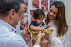 Pequeno herói: Luciano Barbosa entrega chave da cidade a bebê prefeito de 2025