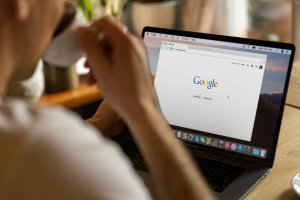 Dados divulgados pelo Google Trends sugerem maior familiaridade dos brasileiros com inteligência artificial, diz especialista