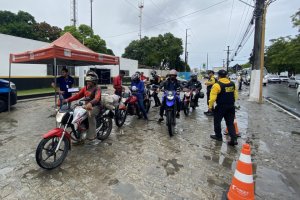 DMTT realiza ação educativa com motociclistas no Maio Amarelo