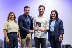 Prefeito de Santana do Mundaú é homenageado no Fórum Estadual da Undime