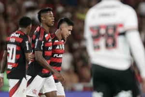 Flamengo bate o São Paulo na volta do Brasileirão e segue na liderança 