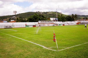 Prefeitura de Palmeira intensifica manutenção no Juca Sampaio para jogo da Copa do Brasil