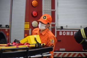 Bombeiros socorrem vítima de atropelamento por ônibus em Maceió