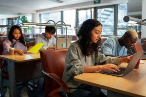 Curso Técnico ou Faculdade: qual o caminho ideal para impulsionar sua carreira?