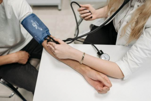 Hipertensão arterial pode impactar a sua saúde bucal: você sabe quais são os sintomas?