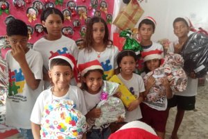 Crianças do Serviço de Convivência recebem presentes do Papai Noel dos Correios