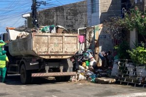 Vigilância Sanitária recolhe seis caçambas de entulho em residência no Santo Amaro