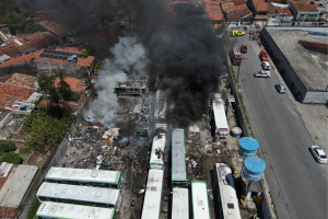 Corpo de Bombeiros combate incêndio de grandes proporções em garagem de ônibus no Trapiche da Barra