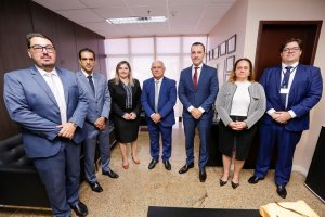 Desembargador Otávio Praxedes discute ações do projeto Começar de Novo