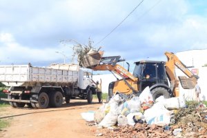 Prefeitura de Penedo retira lixo e material descartado de forma irregular nas ruas da cidade