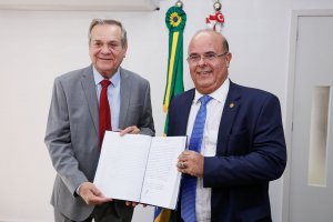 Tourinho transmite o exercício do cargo de governador a Ronaldo Lessa