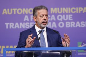 Relator da proposta de ampliação da isenção do Imposto de Renda, Lira atualiza gestores sobre a matéria