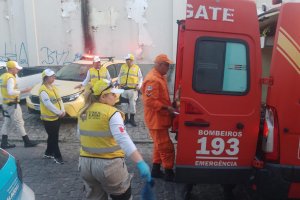 Ronda no Bairro e Bombeiros socorrem homem em situação de rua, vítima de espancamento