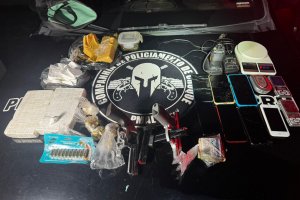 Companhia de Choque da PM apreende armas de fogo, munições e mais de 3 Kg de drogas no Jacintinho