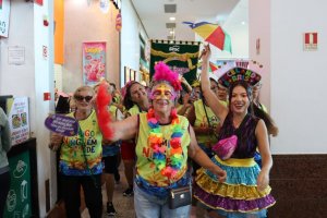 Dezenas de pessoas idosas marcam presença no desfile do bloco Comigo Ninguém Pode, em Arapiraca