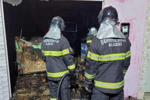 Corpo de Bombeiros combate a incêndio em estabelecimento comercial em Maceió