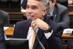 Rafael Brito defende a valorização da educação e aprova pagamento do piso a professores temporários