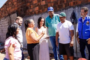 Prefeita Tia Júlia visita obra de reconstrução de casa destruída por incêndio e emociona morador