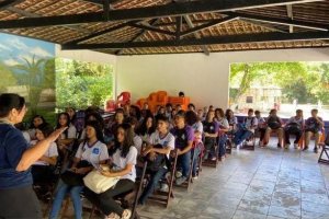 Casal apresenta a estudantes sistema de captação e tratamento da água na APA Catolé