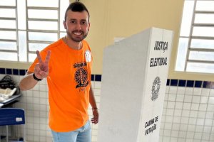 Victor Rocha, candidato à prefeito, vota em Anadia