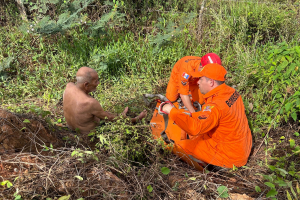 Corpo de Bombeiros resgata idoso após queda de ribanceira em São Miguel dos Campos